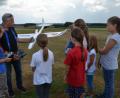 Bild: dob
Peter Lindner ist ein erfahrener Fluglehrer und erklärte den Kindern alles, was sie über die Hobby-Fliegerei wissen mussten, bevor sie selbst zum Piloten wurden.