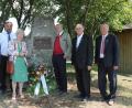 Bild: pi
Albert Kick (rechts) legt mit Monsignore Andreas Uschold, Fürst Jaroslav Lobkowicz, Fürstin Elisabeth von Lobkowicz, Waldthurns Bürgermeister Josef Beimler und zweitem Bürgermeister Josef Woppmann am Gedenkstein einen Kranz nieder.