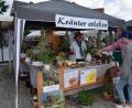 Bild: wku
Die Königsteiner Kräuterexpertin und Buchautorin Markusine Guthjahr informiert am "Markt der Genüsse" über einheimische Kräuter und Heilpflanzen.