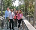 Bild: exb
Martin Schöffel (links), Bürgermeister Franz Tauber, Betreiber Eckard Mickisch und Ministerin Michaela Kaniber (rechts).