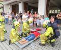 Bild: adj
Bei einer Einsatzübung erleben die Kinder die vielfältigen Aufgaben der Feuerwehr.