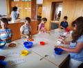 Bild: stn
Mit Eifer belegten die Kids ihre Pizza.