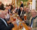 Bild: Gerhard Götz
Mit einem Frühschoppen bei Weißwurst-Essen und Blasmusik feierte Burkhard Graf Beissel von Gymnich (vorne rechts) seinen 65. Geburtstag.