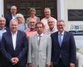 Bild: rlö
Das Erste Bayerische Schulmuseum arbeitet weiter unter der bewährten Führungsmannschaft mit 1. Vorsitzendem Herbert Übelacker, 2. Vorsitzendem Bürgermeister Michael Göth und 3. Vorsitzendem Landrat Richard Reisinger.