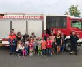 Bild: ern 
Die Vorschulkinder besuchten die Feuerwehr Freihung. Stellvertretender Kommandant Richard Pröm (stehend, Fünfter von rechts) erläuterte mit seinen Helfern den kleinen Gästen alles rund um das Thema Brandschutzerziehung. Begleitet wurden die Buben und Mädchen vom Kindergartenteam unter der Leitung von Christine Götz (kniend, links).