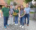 Bild: mad
Schützenmeister Michael Forster (links) und Bürgermeister Hans Graßl (rechts) gratulieren Doppel-Landesmeisterin Anja Lehneis (Mitte) und den beiden Jungschüzten Theresa Blab und Lukas Ried zu ihren Ergebnissen.