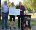 Bild: Witron
Eine Spende in Höhe von 1200 Euro für den Verein „Hilfe für Anja“ überreichen (von links) Anton Adam und Christian Dietl an Vorsitzenden Michael Sporrer.