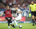 Bild: agentur_dpa
Lukas Jäger (links) foult den Ex-Nürnberger Tim Leibold. Den folgenden Freistoß versenkte Sonny Kittel zum 2:0 für den HSV.