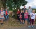 Bild: jr
Pater Benedikt Leitmayr (rechts) und Robert Janke (2. von rechts) brachten den Kindern die Geschichte der Feldkreuze und der dort gepflanzten Bäume näher. Mit dabei Aurelia Haberkorn (links), Vorsitzende des Pilger- und Tourismusvereins. Nach der zweistündigen Tour wurden die Kinder mit einem Eis belohnt.