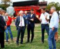 Bild: Christopher Dotzler
Michael und Philipp Horsch (von rechts) legten dem Bundestagsabgeordneten Karl Holmeier (links) ihre Anliegen dar.