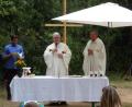 Bild: soj
Drei Geistliche gestalteten den Gottesdienst im Freien: (von rechts) Kolpingdiözesanpräses Karl-Dieter Schmidt, Kolpingbezirkspräses Pfarrer Franz Baumgartner und der Pfarrer aus Ebnath, Pater Anish George.