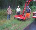 Bild: Gemeinde Kulmain/exb
Mit Wolfgang Schödel vom Bund Naturschutz stimmen Bürgermeister Günter Kopp und Fahrzeugführer Otto Schroll (von links) ab, wie die Bankette und Straßengräben gemäht werden können, um möglichst viele Blühpflanzen zu erhalten und so einen Beitrag zur Artenvielfalt zu leisten.