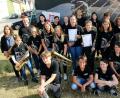 Bild: bph
Freudestrahlend präsentieren die ausgezeichneten Jungbläserinnen ihre Urkunden im Kreis ihrer Orchesterkollegen zusammen mit der Dirigentin des Nachwuchsorchesters, Karin Raab (Zweite von rechts).