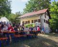 Bild: ads
Hoch oben am Johannisberg feiert die Amberger Bergwacht an diesem Wochenende ihr Hüttenfest in Freudenberg.