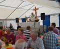Bild: fz
Pfarrer Alfons Forster zelebriert im Festzelt den Gottesdienst zum Auftakt des Waldfestes.