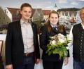 Bild: Hirsch
Oberbürgermeister Andreas Feller (rechts) und Ordnungsamtsleiter Stefan Schamberger (links) bedankten sich bei Denise Ackermann (Mitte) mit einem Blumenstrauß.