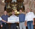 Bild: pz
Den symbolischen Scheck über 25.000 Euro nahm Stadtpfarrer Thomas Vogl vom Vorstandsteam der Basilikafreunde in Empfang. Auf der Empore ist bereits das Gerüst aufgebaut. Von links Johannes Röttges, Kirchenmusikdirektor Andreas Sagstetter, Stadtpfarrer Thomas Vogl, Willi Prechtl und Alois Michl.