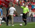 Bild: agentur_dpa
Pep Guardiola, Trainer von Manchester City, sah im englischen Supercup-Finale die Gelbe Karte wegen zu heftigen Reklamierens.