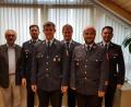 Bild: ast
Johannes Kres (Mitte) ist der zweite Stellvertreter des Kommandanten der Feuerwehr Oberwildenau. Gemeinsam mit Christoph Ammer (Dritter von links) unterstützt er Kommandant Manuel Scheidler (Zweiter von links). Bürgermeister Karl-Heinz Preißer, Kreisbrandrat Marco Saller und Kreisbrandmeister Sebastian Hartl gratulierten zur Wahl.