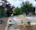 Bild: jp
Die Außen-, Spiel- und Gartenanlagen des neuen Kastler Kindergartens nehmen Gestalt an und werden rechtzeitig fertig.