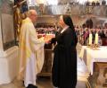 Bild: boj
Ein freudiger Augenblick für Pfarrer Herbert Rösl und Schester Therese Thanner: Der Ortspfarrer gratulierte der Mallersdorfer Schwester zum Professjubiläum und überreichte ihr ein Erinnerungsgeschenk.