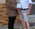 Bild: dpe
Paul Lingenhöhl vom LBV-Kreisverband (rechts) überreicht Bürgermeister Peter Dotzler die Plakette.