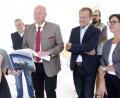 Bild: Hirsch
Franz Pröbster Kunzel (links) erläuterte Oberbürgermeister Andreas Feller, dem Bezirkstagspräsidenten Franz Löffler, dem Kulturreferenten des Bezirkstags, Richard Gassner, dem Künstlerkollegen Clemens Söllner und Künstlerhaus-Leiterin Andrea Lamest (von links) die Intention seiner Arbeiten.
