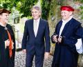 Bild: Hösamer
Da haben drei gut lachen: Albert Bruckner (links) und Ulrich Süß (rechts) spielten für Regierungspräsident Axel Bartelt (Mitte) am Fleischtörl einen Ausschnitt des „Venezianischen Kaufmanns“.