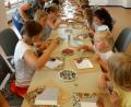 Bild: ils
Beim Bekleben der Spiegel mit den Mosaiksteinchen erweisen sich die Kinder als sehr kreativ.