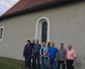 Bild: exb
Beim Kapellenbauverein Oberbruck um Vorsitzenden Michael Nussstein (Dritter von links) dreht sich ein Großteil der Arbeit um die St.-Helena-Kapelle (im Hintergrund). Für dieses Engagement dankte Bürgermeister Günter Kopp (rechts).