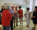 Bild: Winkler
Die Chefin des Internationalen Keramikmuseums, Stefanie Dietz (Dritte von rechts), gewährt rund 20 Besuchern einen tiefen Einblick in das Lebenswerk der Keramikerin Hedwig Bollhagen.