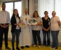 Bild: öt
Fachbereichsleiter Andreas Neugirg (von links) und Regina Brum als Leiterin soziale Betreuung bedankten sich gemeinsam mit Pflegedienstleiterin Kristina Meier (von rechts), ihrer Stellvertreterin Sandra Schmid und Verwaltungsleiterin Iris Riedl bei Pfarrer Hans Riedl für sein Wirken im Senioren-Servicehaus Neusorg.