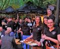 Bild: twi
Dem romantischen Ambiente des Weinfestes im Hohlweg konnte der Regenschauer nichts anhaben.