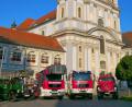 Bild: flm
Alt trifft auf neu am Wochenende in der Klosterstadt. Bei ihrem großen Fest kann die Feuerwehr Waldsassen auf eine 150-jährige Geschichte zurückblicken. Aus besonderem Anlass sind Fahrzeuge der "Fo-Feuerwehr" - Oldtimer aus der Sammlung von Wolfgang Fortelny - und der aktuellen Wehr vor der Basilika Waldsassen aufgestellt.