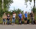 Bild: gi
Der Jagdhund und die Begleithunde wurden geprüft. Ausgebildet wurden sie von Hundeobmann Roland Bäumler (links) der Kreisgruppe Vohenstrauß des BJV. Die Prüfung nahm die Regierungsbeauftragte für das Hundewesen Ute Ehebauer (Zweite von links) ab.