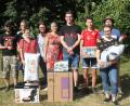 Bild: wrt
Die Gewinner der Tombola (Mitte: Hauptgewinnerin Sabine Käck (rotes Kleid,), rechts daneben 1. Vorstand der Römer XII Martin Herrmann, links daneben 2. Vors. Tanja Sperber)