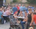 Bild: fjo
Manfred Wild und Christian Müller (im Hintergrund) als Musikanten unterhalten beim Jubiläumsfest der Raiffeisenbank die vielen Besucher.
