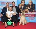Bild: Gisela Schober/Constantin Film/obs
Ob der Hund am Freitag zur Vorstellung der Krimikomödie "Leberkäsjunkie" mit nach Tirschenreuth kommt ist nicht bekannt. Angekündigt sind aber Hauptdarsteller Sebastian Bezzel und Lisa Maria Potthoff (von rechts). Nicht dabei ist Simon Schwarz (links), dafür schaut aber wieder Autorin Rita Falk vorbei.