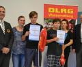 Bild: Lowak
Justin Fischer (Dritter von links) und Luca Wagner (Dritter von rechts) erhalten auch von der DLRG eine Auszeichnung für ihren Einsatz im Freibad Windischeschenbach. Die Vizepräsidenten des Landesverbands Richard Bär (rechts) und Manuel Friedrich (links) gratulieren. Auch die Mamas sind mächtig stolz auf ihre Söhne.