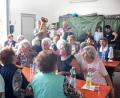 Bild: lep
Einen unterhaltsamen Nachmittag genießen die Senioren beim gemeinsamen Grillfest im Rotkreuzhaus. Die Musiker Martin Lautner (links) und Gerd Retzer (rechts) laden zum Mitsingen und Schunkeln ein.