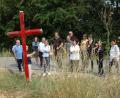 Bild: gri
Die Besucher aus Regensburg vor dem Reflektor-Kreuz des Künstlers Stefan Wischnewski aus München.