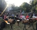 Bild: Helmut Kaiser
Die Livepercussion-Runde der KEB beim Sommertrommel im Integrationsgarten.