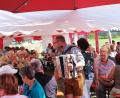 Bild: gsh
Bernhard Luber hält die Besucher des Siedler-Sommerfests musikalisch bei guter Laune.