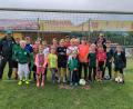 Bild: jr
18 Kinder kamen am Samstag zum Schnuppertraining des SV Mitterteich. Die Kinder zeigten reges Interesse am Fußballsport. Jugendleiter Markus Rosner (hinten rechts) lud die jungen Kicker zum Besuch der regelmäßigen Trainingsabende ein.
