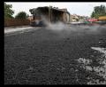 Bild: Alexander Auer
Heißer Asphalt ergießt sich über Fahrbahn nach schwerem Verkehrsunfall.