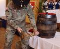 Bild: u
Das 45. Marktplatzfest des Musikzugs wird einmal mehr zu einer kleinen Demonstration deutsch-amerikanischer Freundschaft. Den Bieranstich übernimmt der Bataillonskommandeur der First Squadron of the Second Stryker Cavalry Regiment der US Army, Lieutenant Timothy Wright. Beim Freundschaftsfest im Mai im Josefshaus hat er bereits bewiesen, dass er das Bierfassanzapfen beherrscht.