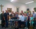 Bild: kwl
Steinweg-Flügel, Keyboard, Gitarre, Altblockflöte und Violine sind die eingesetzten Instrumente beim Klassenvorspiel der Musiklehrer Ivonne Drzymota (Siebte von links) und Thomas Kaes (Zweiter von links). Alle Interpreten begeistern.