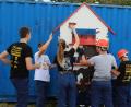 Bild: sei
Wenn die Jugendlichen beim Berufsfeuerwehrtag nicht auf einem Einsatz waren, renovierten sie das Spritzenhaus, das für Kinderbelustigung verwendet wird.