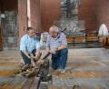 Bild: Gabi Schönberger
Pfarrer Peter Brolich (links) und Kirchenpfleger Georg Weißer besehen sich den Schaden. Dass das Holzparkett auf Bitumen klebt ist für beide überraschend.