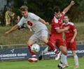 Bild: ham
Eine unnötige 1:2-Heimniederlage musste der TV Nabburg gegen den FC Neunburg v. W. vorige Woche einstecken. Das Bild zeigt eine Szene mit dem Nabburger Philipp Schlosser (Mitte) gegen FC-Spieler Michal Mastny (links). Die Neunburger, die mit zwei Siegen in die Saison gestartet sind, wollen am Sonntag zuhause gegen Ettmannsdorf II nachlegen. Nabburg muss zur SG Silbersee.